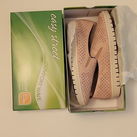 New Reduction "Fresh" by Easy Street EUC - Picture 11 of 14